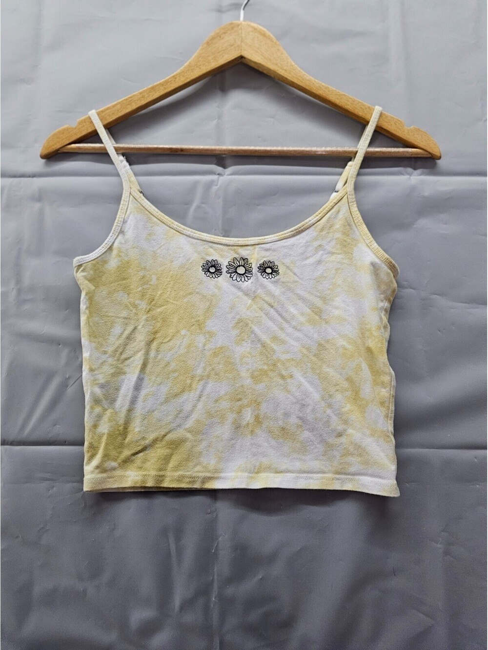 Hollister Tie Dye Crop Top Women’s Medium Yellow White Daisy Embroidered Cami